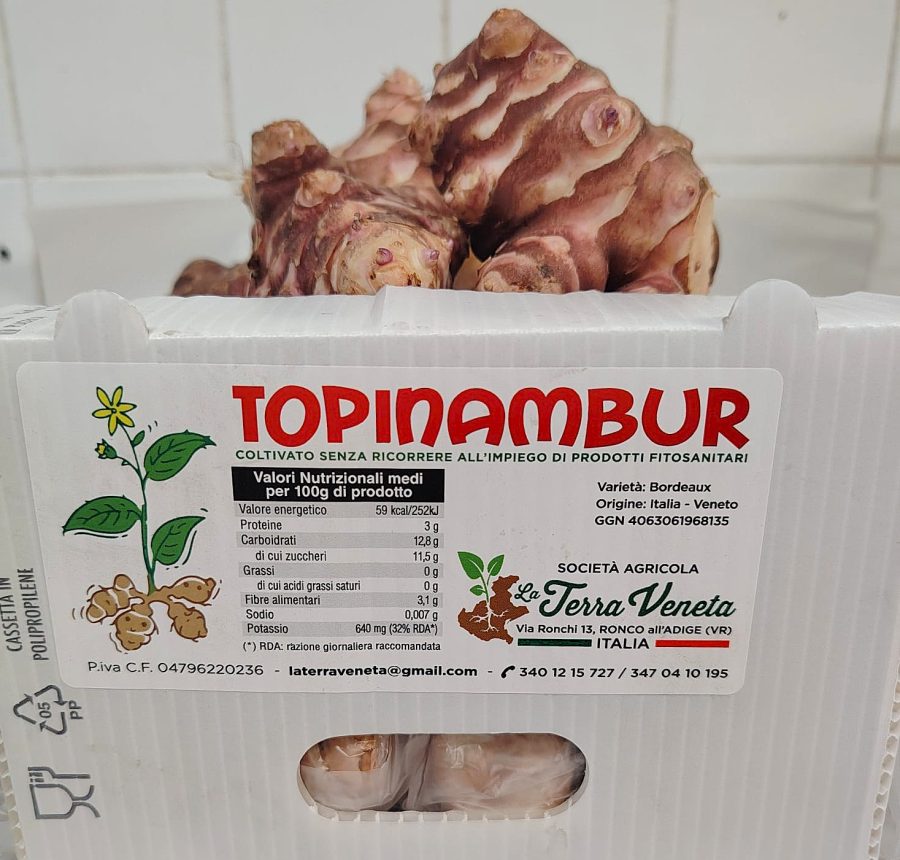 Topinambury v kartonovém balení.